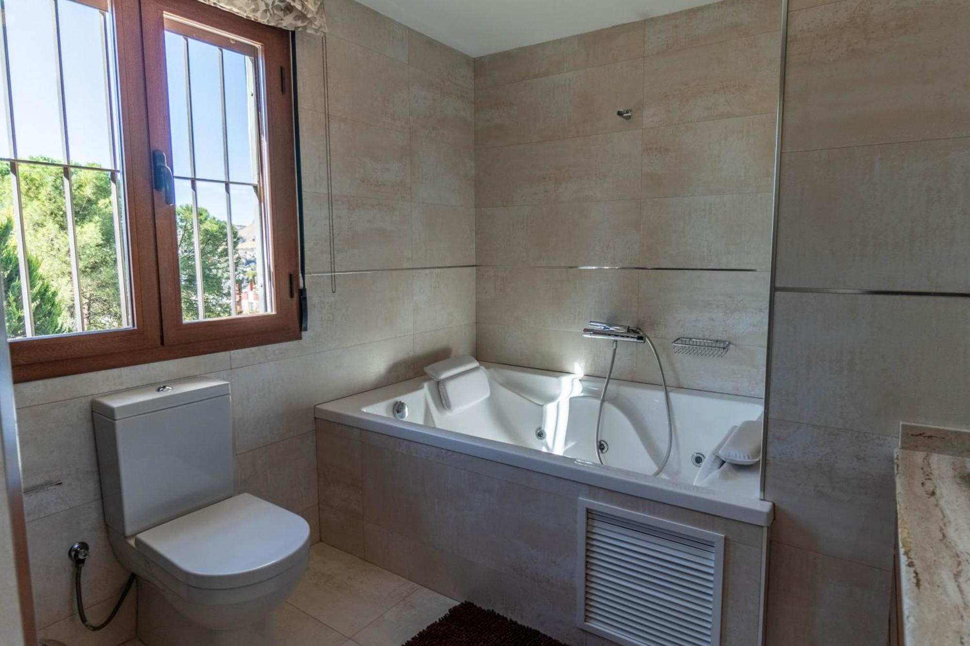Rentitspain Grand Luxury Piscina & Jacuzzi Granada *